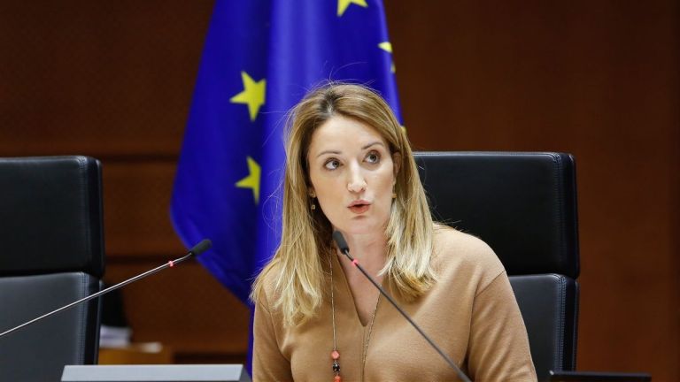 Η Μέτσολα απειλεί ευθέως την Κομισιόν
