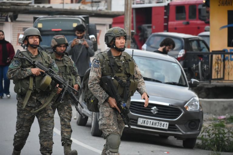 Πρώτη τηλεφωνική επικοινωνία Ινδίας – Πακιστάν με στόχο την αποκλιμάκωση