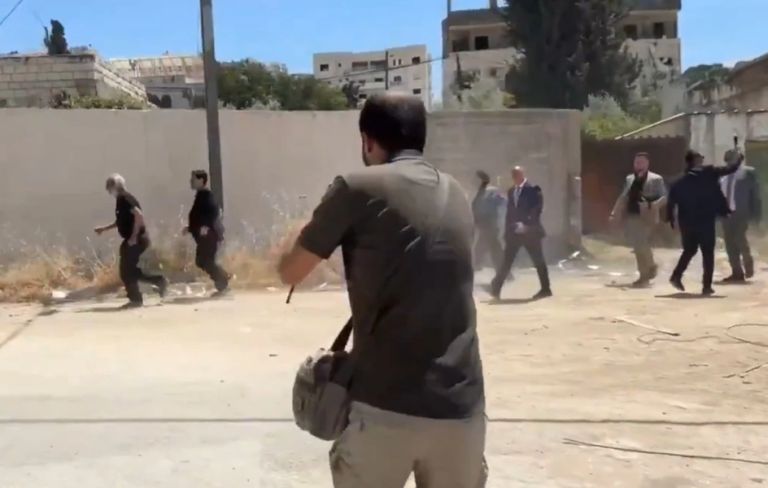 Ισραηλινοί άνοιξαν πυρ κατά ξένων διπλωματών στη Δυτική Όχθη – Η στιγμή που τρέπονται σε φυγή