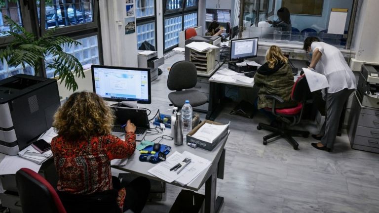 Αυξήσεις και αναδρομικά για 40.000 δημοσίους υπαλλήλους από Ιούνιο