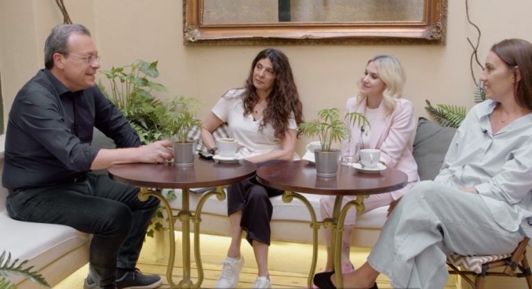«Τι σημαίνει να είσαι μητέρα σήμερα;» – Ο Σωκράτης Φάμελλος σε μια συζήτηση με μητέρες