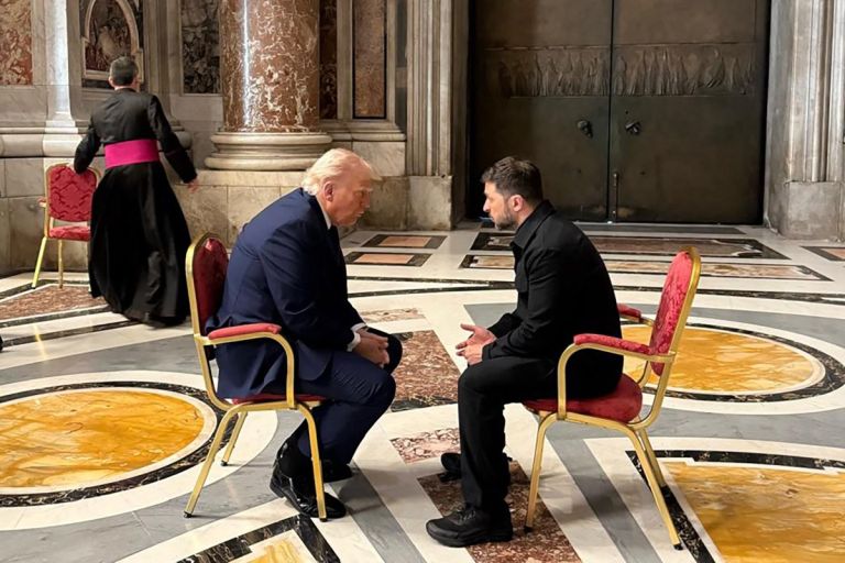 Τραμπ προς Ζελένσκι: «Τα αντιαεροπορικά που ζητάς δεν είναι δωρεάν»! Τι συζήτησαν στο Βατικανό