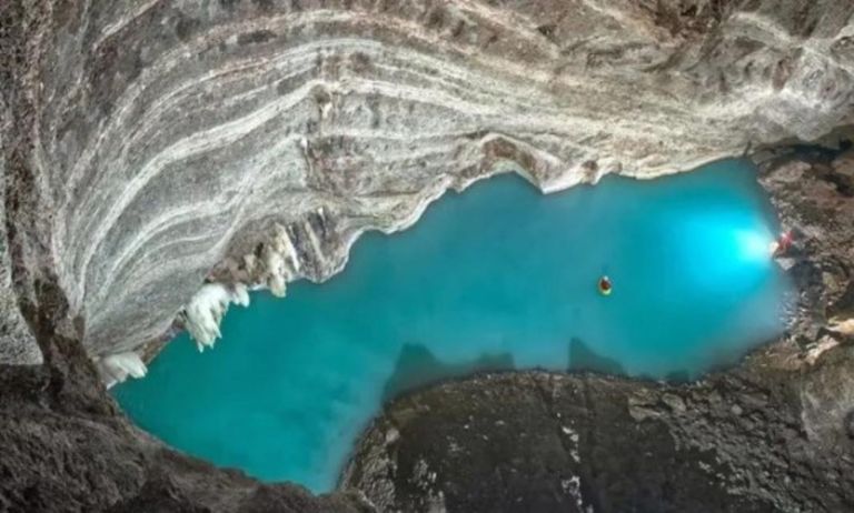 Οι επιστήμονες ανακάλυψαν την μεγαλύτερη παγκοσμίως υπόγεια θερμική λίμνη στην Αλβανία