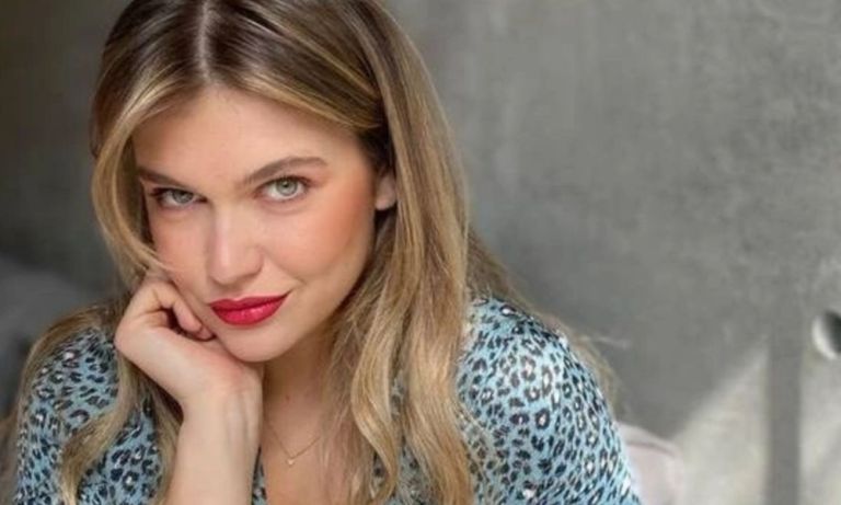 Η Κλέλια Ανδριολάτου ποζάρει  με μαύρο τοπ και “ρίχνει” το instagram [pics]