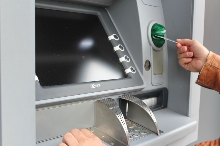 Τέλος οι κάρτες στα ΑΤΜ: Πώς θα κάνετε αναλήψεις με τον νέο τρόπο