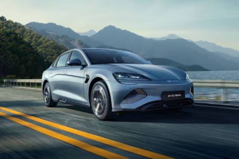 BYD: Ανακοίνωσε ότι δύο ηλεκτρικά μοντέλα της μπορούν να φορτιστούν πλήρως σε μόλις πέντε λεπτά