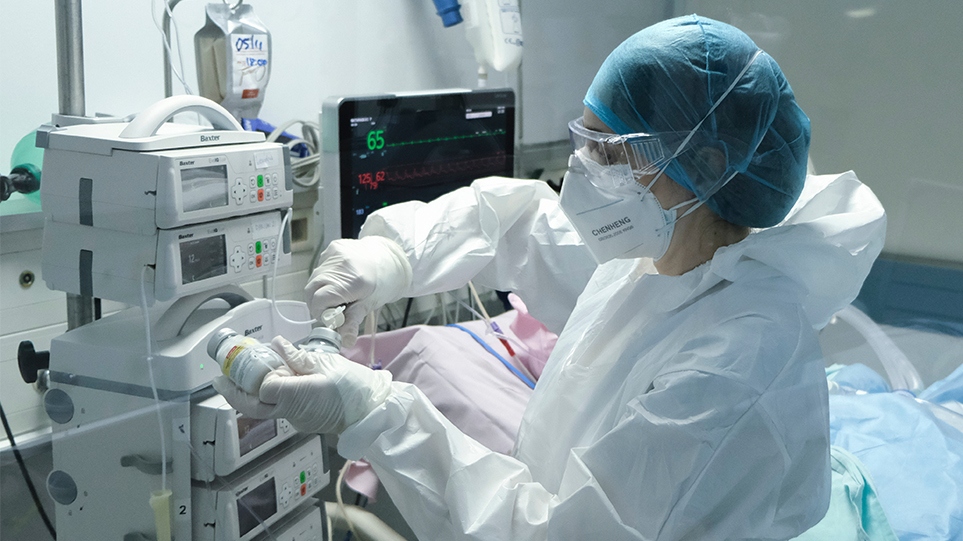Γιατί πεθαίνουν ακόμα πάνω από 300 άνθρωποι την εβδομάδα από COVID στις ΗΠΑ