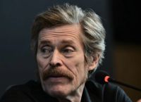 Από τη Βενετία με πάθος: Ο Γουίλεμ Νταφόε επιστρέφει στο πειραματικό θέατρο Από τη Βενετία με πάθος: Ο Γουίλεμ Νταφόε επιστρέφει στο πειραματικό θέατρο