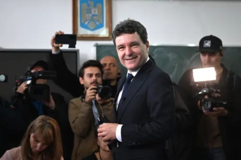 Ρουμανία: Νίκη για τον φιλοευρωπαίο Νταν με σχεδόν 54% έναντι του Σιμιόν