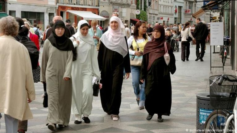 Η Δανία «ρίχνει πόρτα» στους μετανάστες: Κατάσχεση τιμαλφών, κατάργηση παροχών και αντι-καμπάνιες