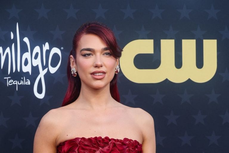 Dua Lipa, Έλτον Τζον και δεκάδες ακόμη καλλιτέχνες ζητούν νομική προστασία από την Τεχνητή Νοημοσύνη