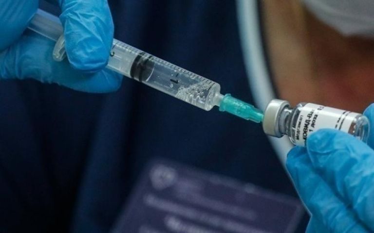 Πού διαφέρει το ενδορρινικό εμβόλιο γρίπης σε σπρέι σε σχέση με το παραδοσιακό ενέσιμο