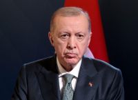 Ερντογάν από Κατεχόμενα: «Δεν θα επιτρέψουμε να αγγίξετε τις μαντίλες των κοριτσιών μας» Ερντογάν από Κατεχόμενα: «Δεν θα επιτρέψουμε να αγγίξετε τις μαντίλες των κοριτσιών μας»