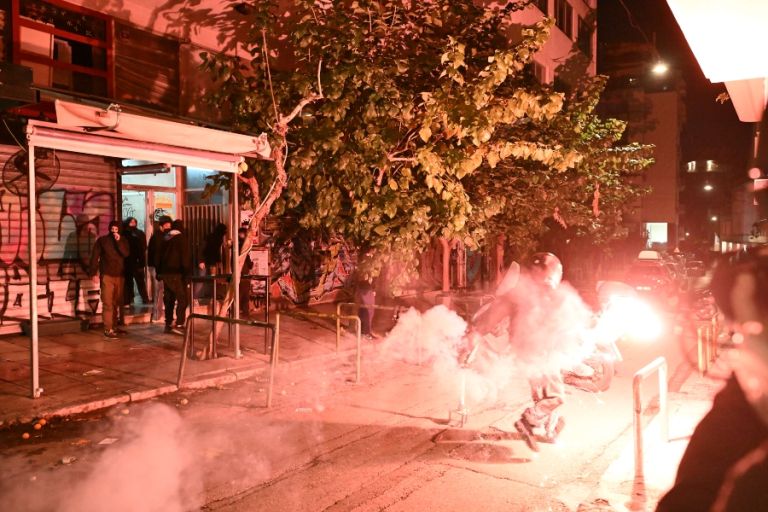 Επεισόδια με μολότοφ στα Εξάρχεια: Επίθεση αγνώστων κατά αστυνομικών στη Νομική