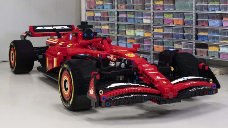Η Lego κατασκεύασε αυτοκίνητα F1 κανονικού μεγέθους για την παρέλαση στο Μαϊάμι GP