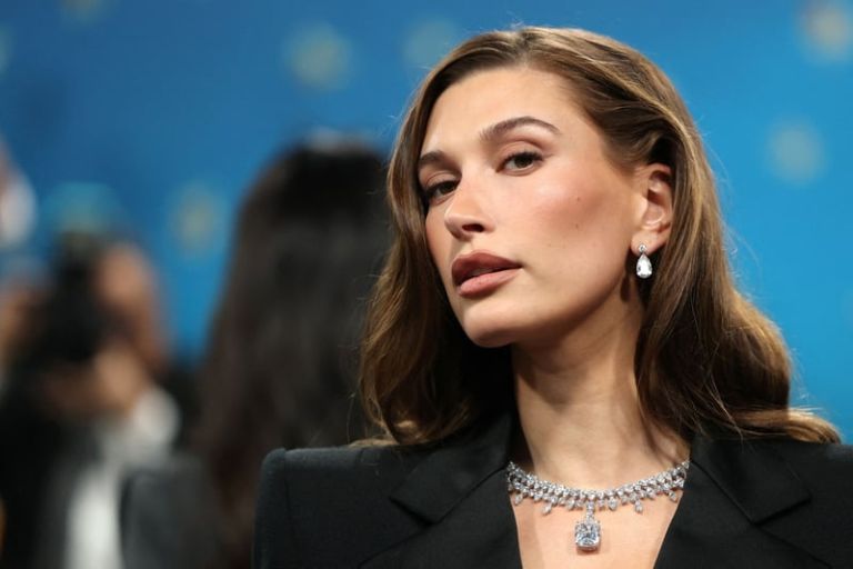 Πώς κατάφερε η Rhode της Hailey Bieber να γίνει από τα πιο πολυσυζητημένα skincare brands των τελευταίων ετών