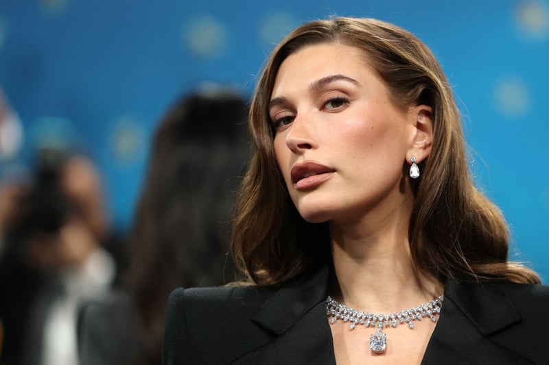 Πώς κατάφερε η Rhode της Hailey Bieber να γίνει από τα πιο πολυσυζητημένα skincare brands των τελευταίων ετών