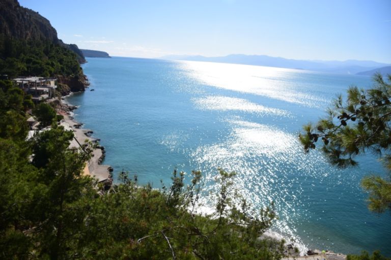 Θερμοκρασίες που χώρισαν την Ελλάδα στα δύο: 30 βαθμοί Κελσίου στη Θεσσαλονίκη, ούτε 17 στη Ρόδο!