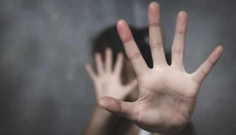 Δικηγόρος πατέρα παιδιών στη Λάρισα: «Το 5χρονο αγόρι έχει ζωγραφιές στα γεννητικά του όργανα από τρίτο χέρι»