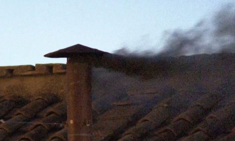 Βατικανό: Μαύρος καπνός – Δεν βγήκε Πάπας