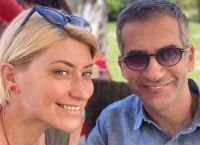 Σία Κοσιώνη για Κώστα Μπακογιάννη: “Κάνει τις ζωές μας κάθε μέρα φωτεινές και γιορτινές” Σία Κοσιώνη για Κώστα Μπακογιάννη: “Κάνει τις ζωές μας κάθε μέρα φωτεινές και γιορτινές”