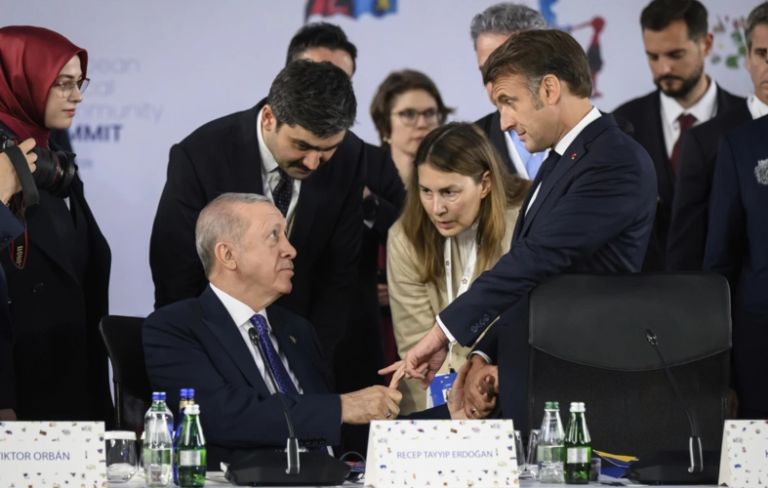 Ερντογάν Μακρόν: Τα παιχνίδια κυριαρχίας που ξεκινούν από μια χειραψία