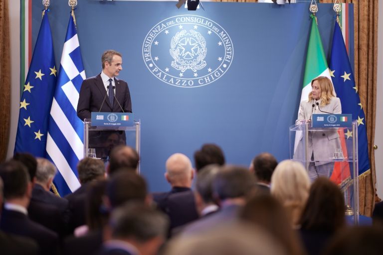 Μητσοτάκης – Μελόνι: Συμφωνία για επενδύσεις 360 εκατ. ευρώ σε νέα τρένα και αμαξοστάσια