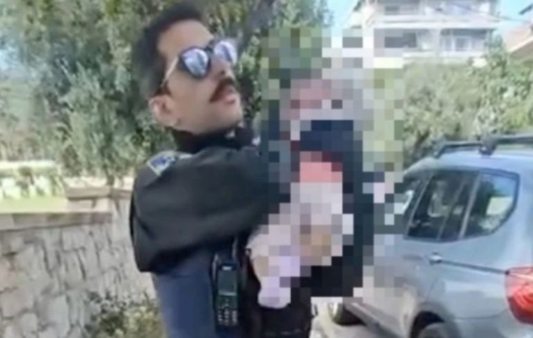 Η στιγμή που αστυνομικοί βρίσκουν το βρέφος σε κάδο απορριμμάτων στον Άλιμο [vid]