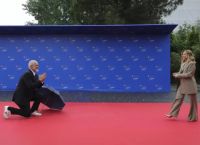 Γονατιστός υποδέχθηκε ο Ράμα τη Μελόνι στη Σύνοδο Κορυφής στα Τίρανα [vid]