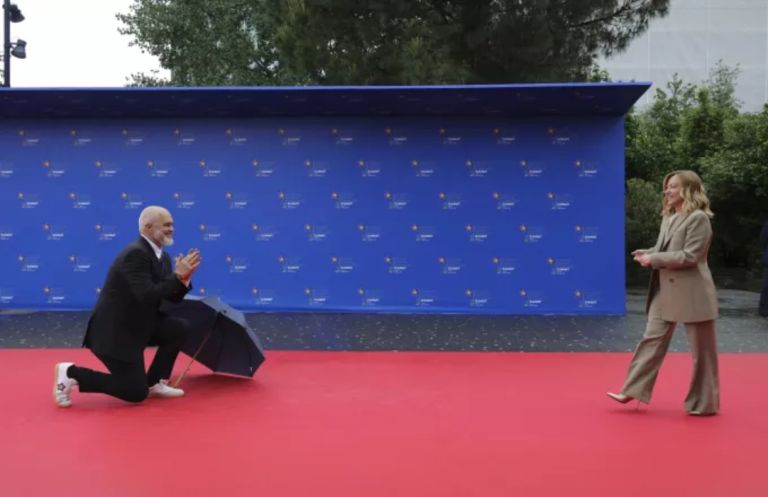 Γονατιστός υποδέχθηκε ο Ράμα τη Μελόνι στη Σύνοδο Κορυφής στα Τίρανα [vid]