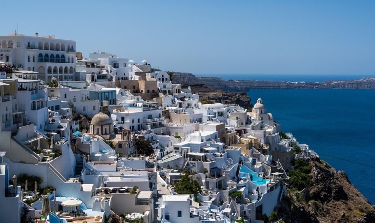 Γιατί βάζουν “ψαλίδι” στο ταξίδι τους στην Ελλάδα οι ξένοι τουρίστες