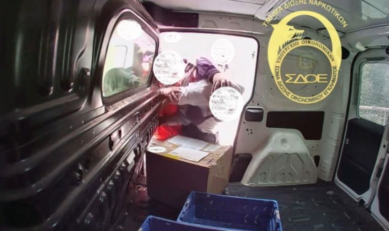 Στέλεχος του ΣΔΟΕ παρίστανε τον κούριερ και συνέλαβε 38χρονο που παραλάμβανε ναρκωτικά