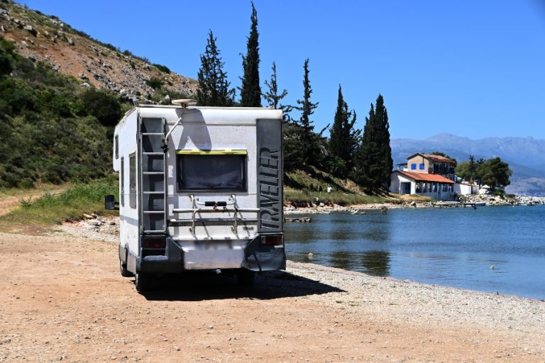 Υπουργείο Τουρισμού για τροχόσπιτα: Βάζουμε τέλος στην καταχρηστική κατάληψη σε δάση, αιγιαλούς