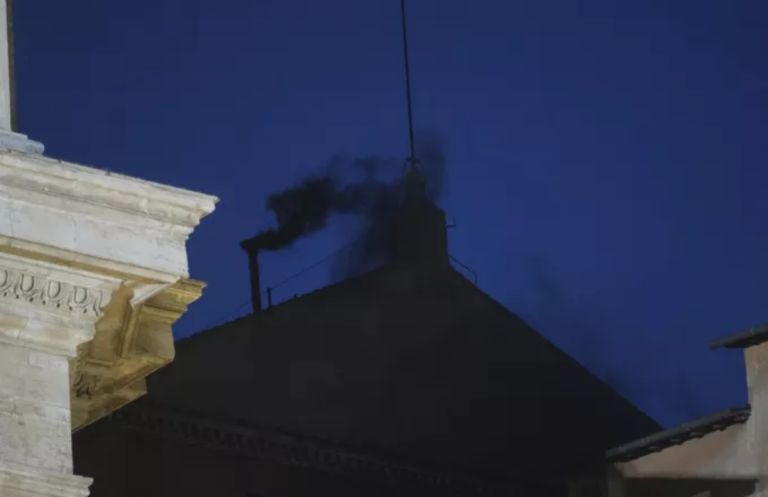 Μαύρος καπνός από την Καπέλα Σιξτίνα – Άκαρπη η πρώτη ψηφοφορία για νέο Πάπα