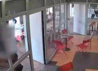 Πανεπιστημιούπολη: Συνελήφθη ο φοιτητής που επιτέθηκε στην ιδιοκτήτρια του κυλικείου Πανεπιστημιούπολη: Συνελήφθη ο φοιτητής που επιτέθηκε στην ιδιοκτήτρια του κυλικείου