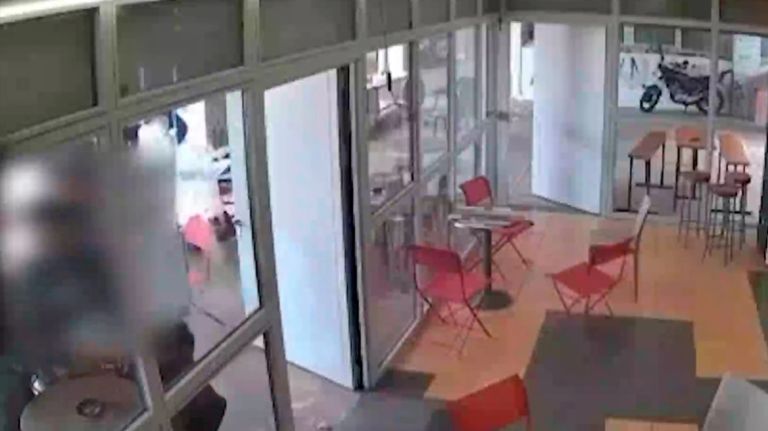Για τις 9 Μαΐου αναβλήθηκε η δίκη του 34χρονου που κατηγορείται για επίθεση στην υπεύθυνη του κυλικείου