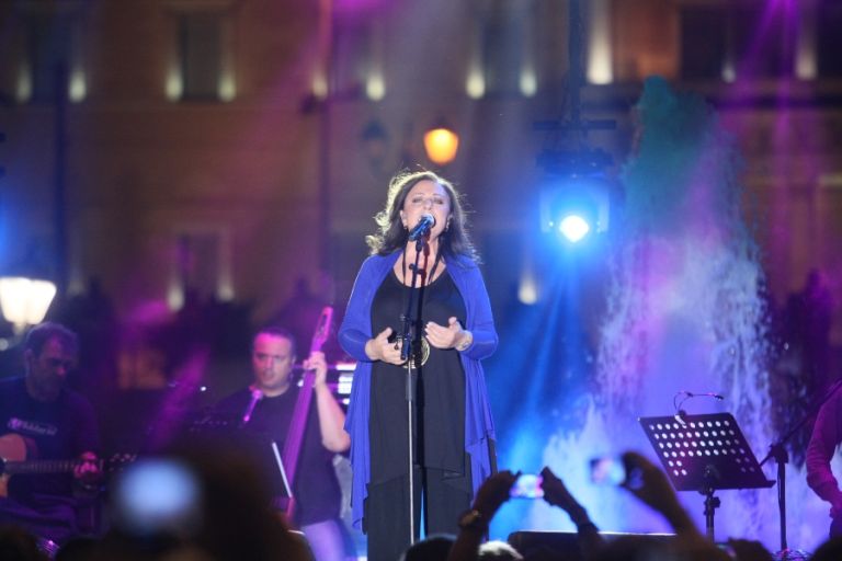 Η Χάρις Αλεξίου στη συναυλία για τη Γάζα: «Θα σας διαβάσω ποίημα, αφού δεν τραγουδώ»