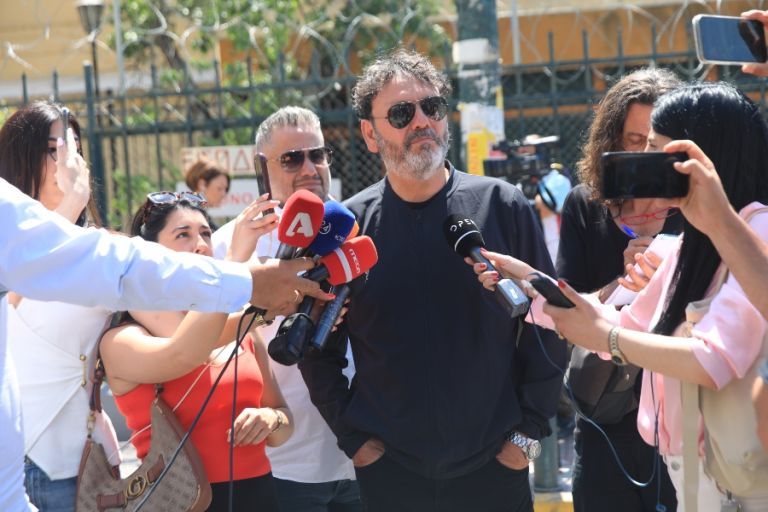 Αγγελόπουλος: Στα δικαστήρια ο τραγουδιστής – «Δεν ισχύει η ενδοοικογενειακή βία, είχαμε έντονους διαλόγους»