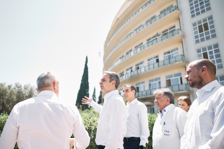 Το ανακαινισμένο τμήμα επειγόντων περιστατικών του ΚΑΤ επισκέφθηκε ο Μητσοτάκης
