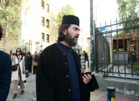Πρώην τρόφιμος της «Κιβωτού» κατηγορεί τον πατέρα Αντώνιο για απόπειρα χρηματισμού Πρώην τρόφιμος της «Κιβωτού» κατηγορεί τον πατέρα Αντώνιο για απόπειρα χρηματισμού