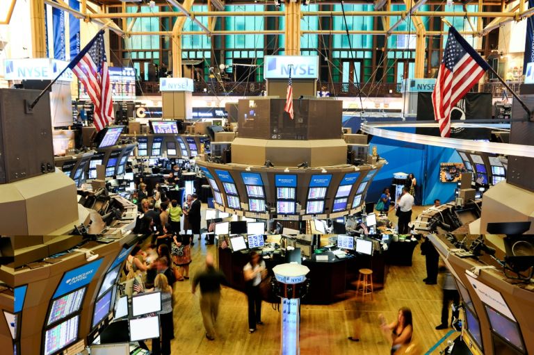 Συναγερμός στη Wall Street: Ο Τραμπ βάζει φωτιά στις ξένες επενδύσεις
