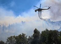 Μαίνεται η πύρινη κόλαση στη Χίο Μαίνεται η πύρινη κόλαση στη Χίο