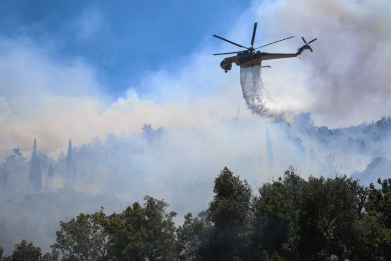 Μαίνεται η πύρινη κόλαση στη Χίο