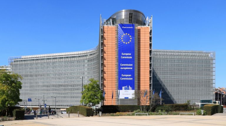 Κομισιόν: Σε συνεχή επικοινωνία με Ελλάδα για μετανάστες