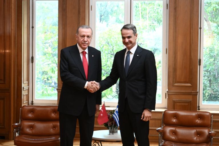 Προς συνάντηση Μητσοτάκη – Ερντογάν σε γκρίζο φόντο