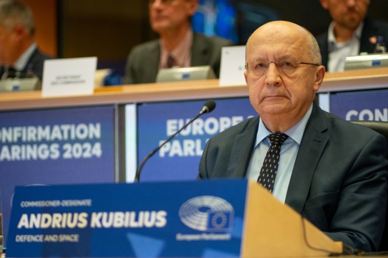Επίτροπος Άμυνας: Προτείνει μεγαλύτερη ευελιξία για τις αμυντικές δαπάνες