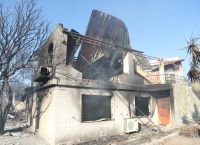 Στάχτη και αποκαΐδια από την φωτιά στην Παλαιά Φώκαια Στάχτη και αποκαΐδια από την φωτιά στην Παλαιά Φώκαια