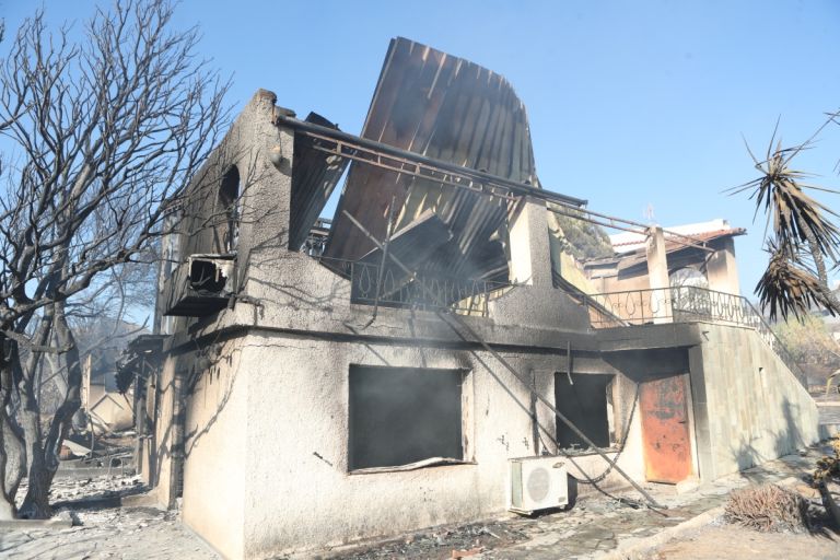 Στάχτη και αποκαΐδια από την φωτιά στην Παλαιά Φώκαια