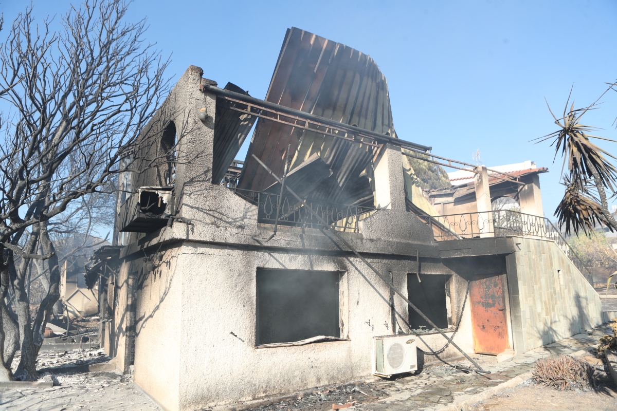 Στάχτη και αποκαΐδια από την φωτιά στην Παλαιά Φώκαια