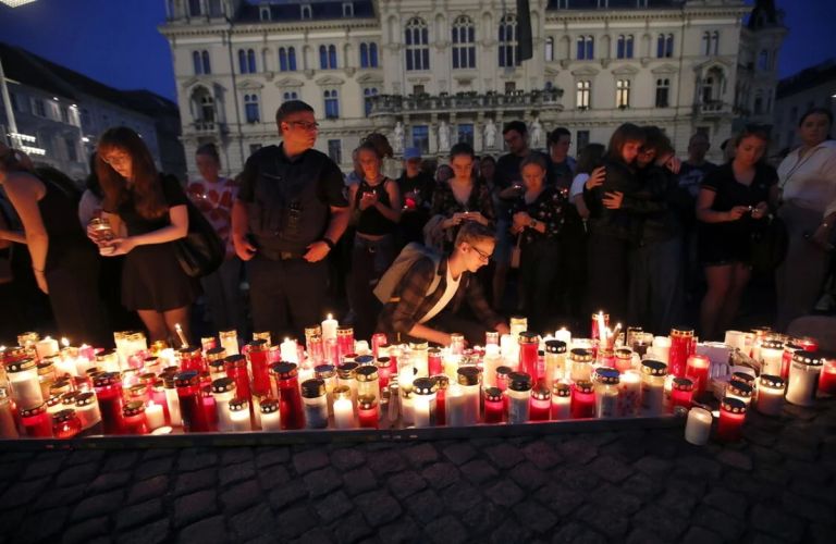 Αυστρία: Χιλιάδες πολίτες στο Γκρατς αποχαιρετούν με κεριά τα δέκα θύματα της ένοπλης επίθεσης σε σχολείο